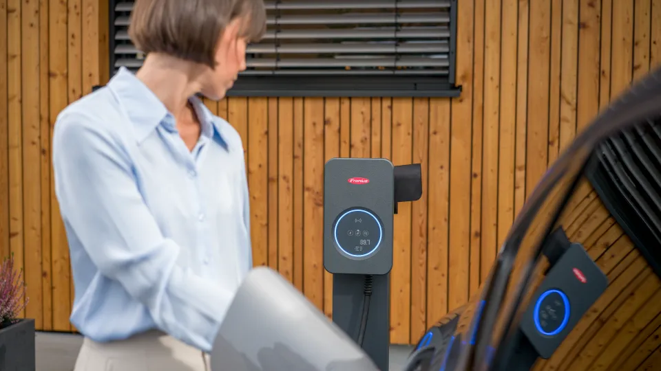 Frau lädt mit ISO-konformem Fronius Wattpilot Flex Pro Frau lädt mit ISO-konformem Fronius Wattpilot Flex Pro