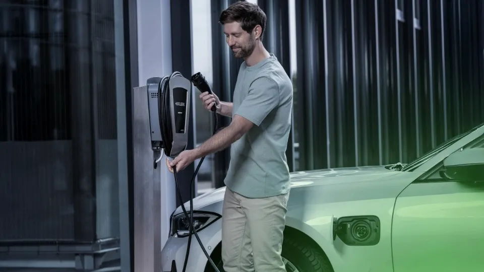 Mann lädt E-Auto mit Heidelberg Wallbox – eine beliebte Audi Wallbox Alternative für sicheres Laden
