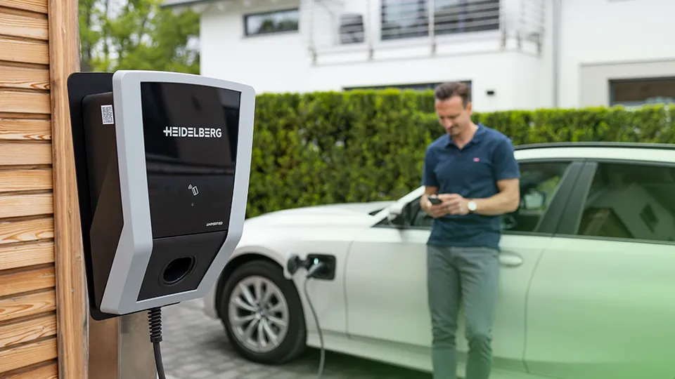 Ladepreise E-Auto mit PV-Strom: Heidelberg AMPERFIED Connect.Solar Wallbox