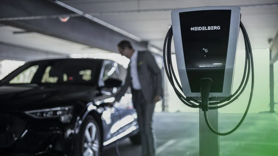 Heidelberg connect.business Wallbox für Firmenwagen steht in Tiefgarage Heidelberg connect.business Wallbox für Firmenwagen steht in Tiefgarage