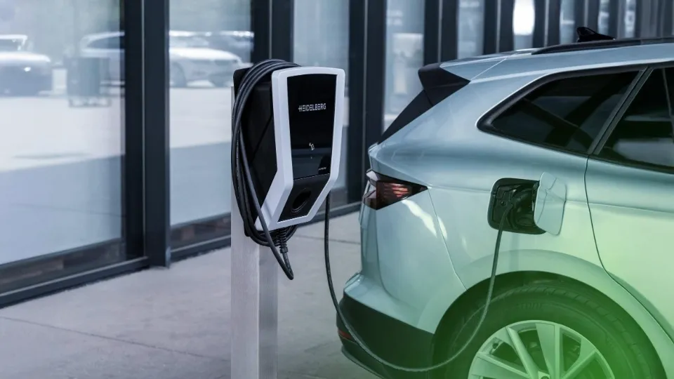 Heidelberg connect.home lädt ein E-Auto - moderne Ford Wallbox Alternative für den Alltag