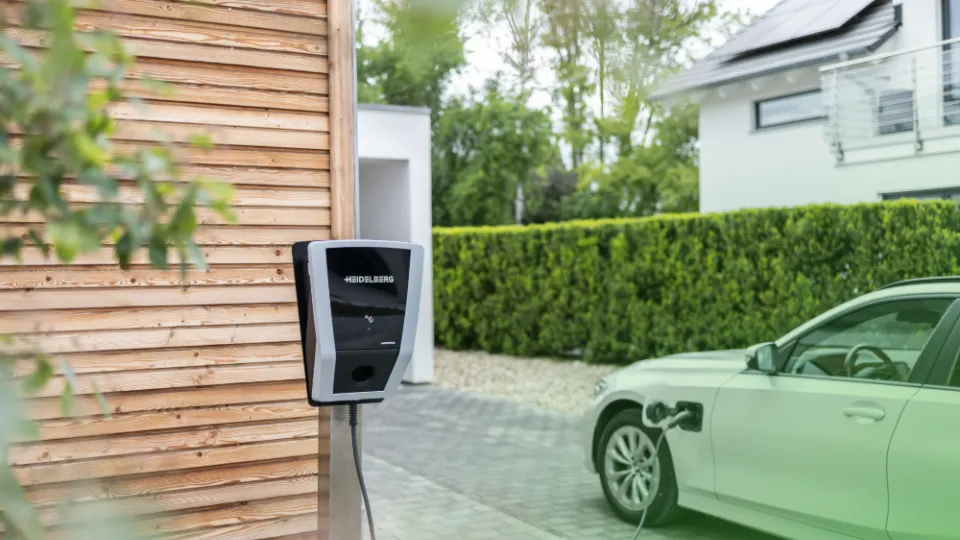 Wallbox von Heidelberg zum PV-Überschussladen an Einfamilienhaus installiert Wallbox von Heidelberg zum PV-Überschussladen an Einfamilienhaus installiert