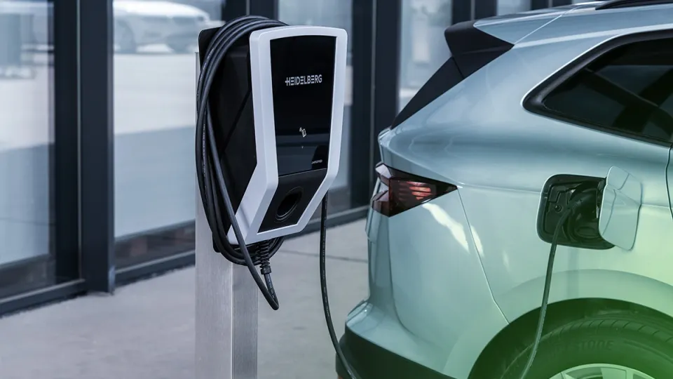 Heidelberg Amperfied Connect.Business Wallbox beim Laden eines Skoda Enyaq Heidelberg Amperfied Connect.Business Wallbox beim Laden eines Skoda Enyaq