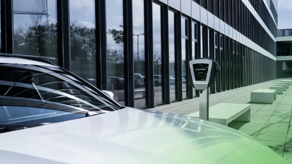 Heidelberg Energy Control Plus Wallbox vor Bürogebäude – smarte Alternative zur BMW Wallbox