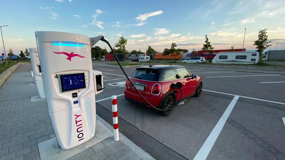 roter Mini SE lädt an einer Schnellladestation von Ionity roter Mini SE lädt an einer Schnellladestation von Ionity
