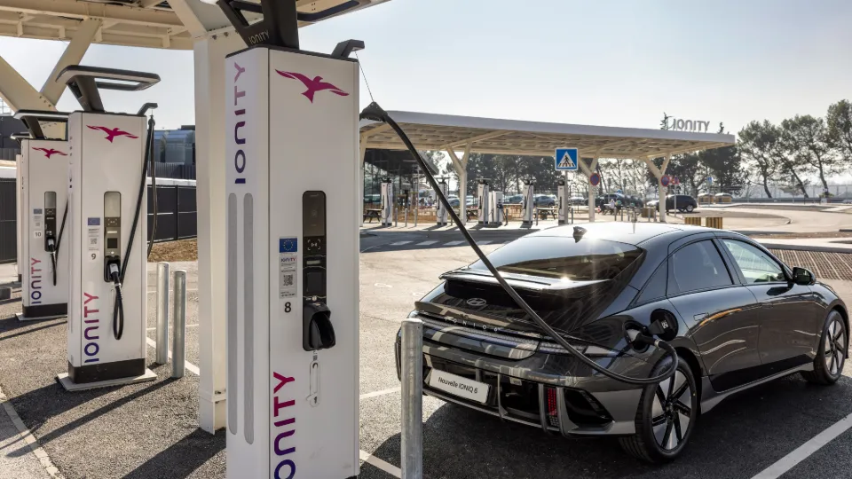 E-Auto lädt mit günstigem Ionity Tarif E-Auto lädt mit günstigem Ionity Tarif