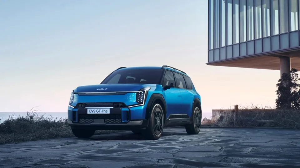 KIA EV9 von vorne mit 800 Volt Technologie KIA EV9 von vorne mit 800 Volt Technologie