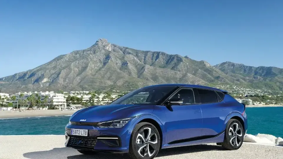 KIA EV6 in blau von vorne KIA EV6 in blau von vorne