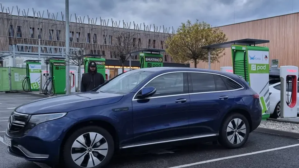 Mercedes EQC an einer Smatrics Ladestation in Oesterreich Mercedes EQC an einer Smatrics Ladestation in Oesterreich