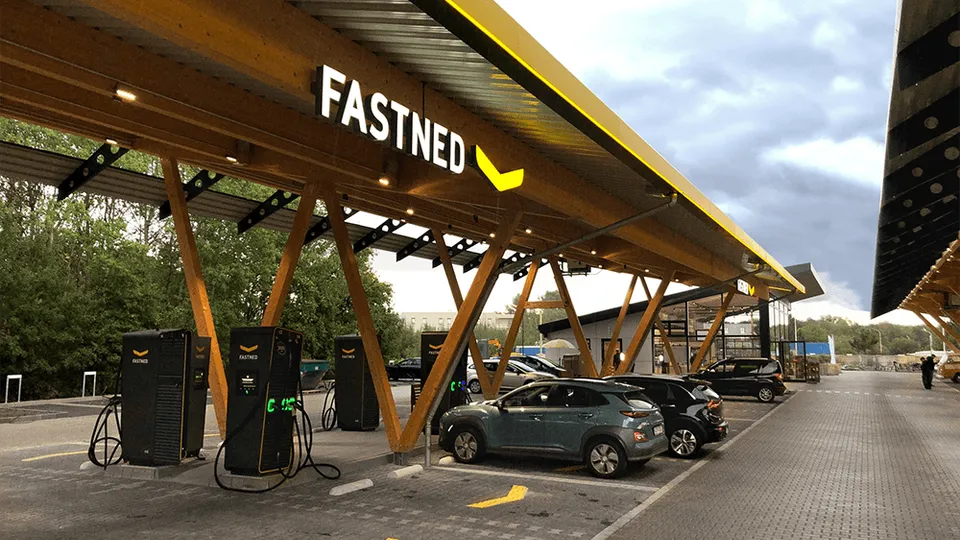 Ladetarife April 25 mit Fastned Ladestation
