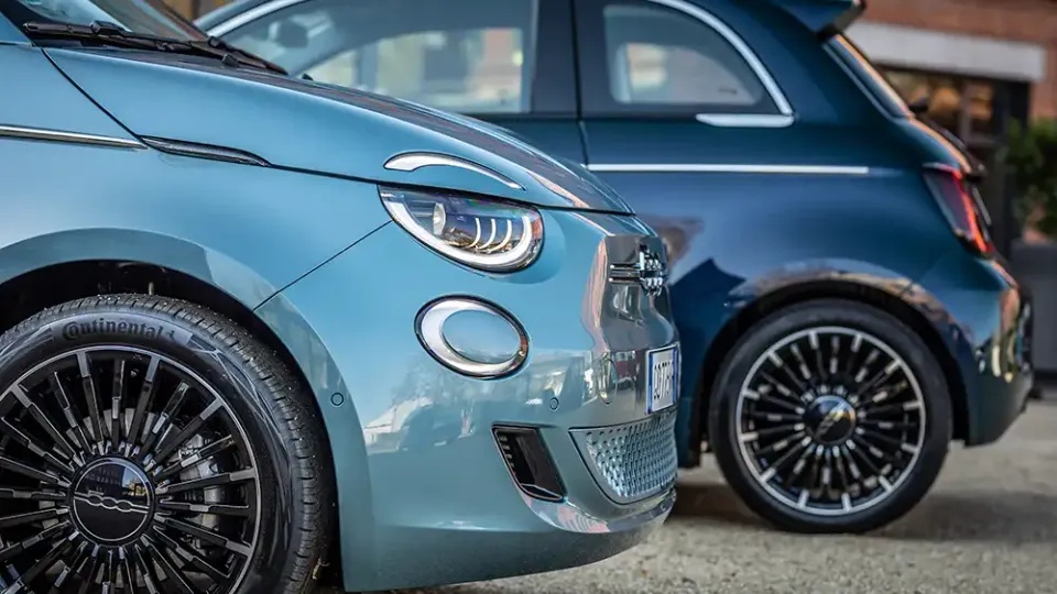 FIAT 500e Action in der Farbe blau FIAT 500e Action in der Farbe blau