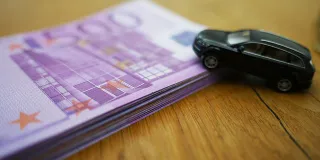 Elektroauto Leasing - Spielzeugauto auf 500 € Geldscheinen
