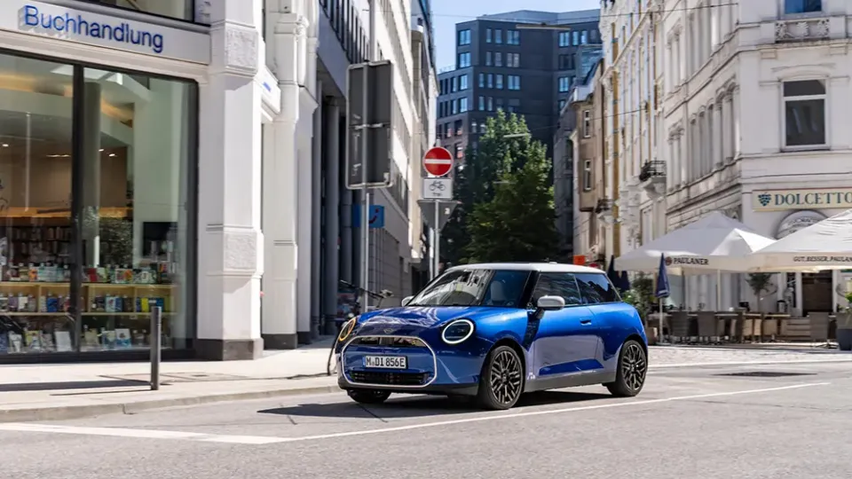 MINI Cooper E von vorne in Blau MINI Cooper E von vorne in Blau