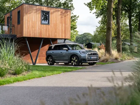 MINI Countryman Electric in der Einfahrt MINI Countryman Electric in der Einfahrt