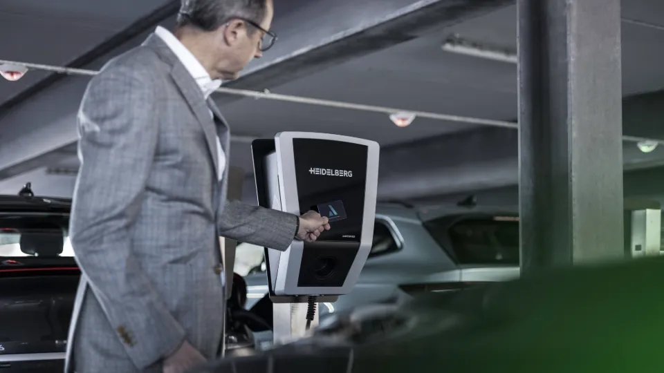 Mann nutzt Heidelberg connect.business Wallbox in der Tiefgarage Mann nutzt Heidelberg connect.business Wallbox in der Tiefgarage