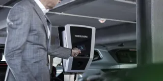 Mann startet Ladevorgang an Heidelberg Wallbox mit RFID-Funktion