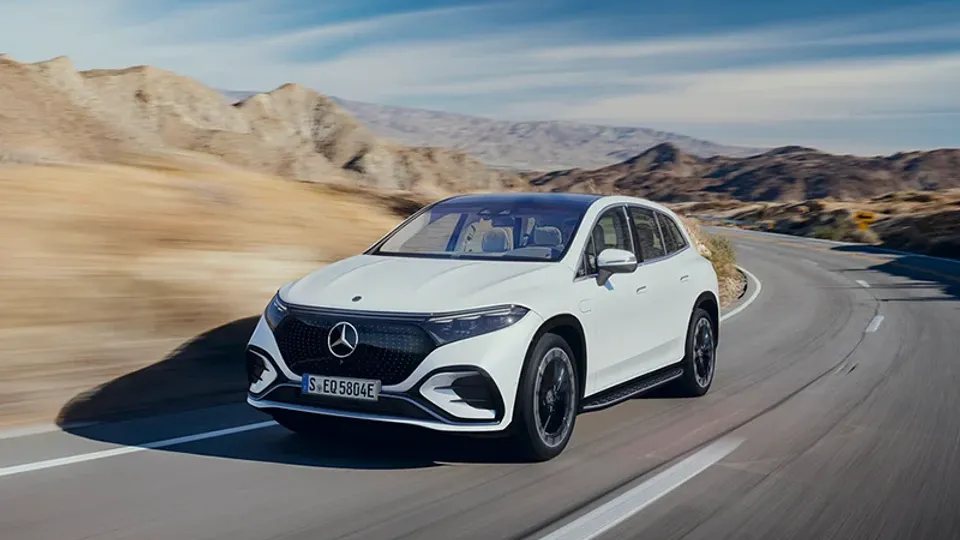 Mercedes EQS SUV von Vorne bei der Fahrt Mercedes EQS SUV von Vorne bei der Fahrt