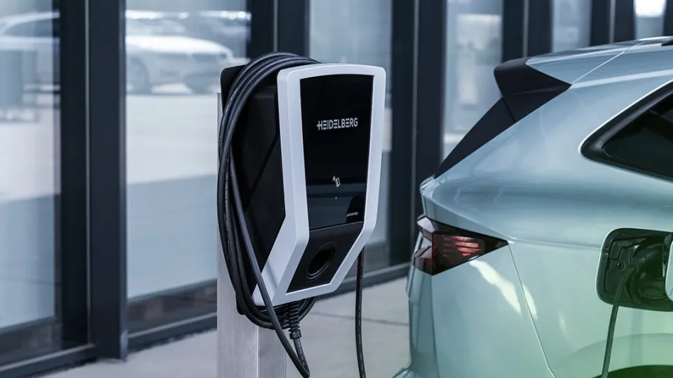 Heidelberg Amperfied Wallbox beim Laden eines E-Autos Heidelberg Amperfied Wallbox beim Laden eines E-Autos