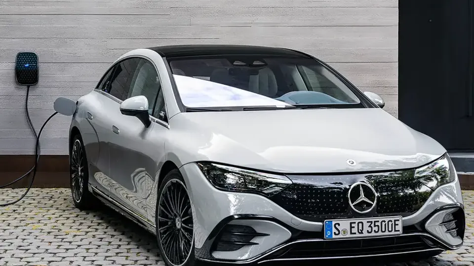 Mercedes Wallbox beim Laden eines Mercedes EQE Mercedes Wallbox beim Laden eines Mercedes EQE