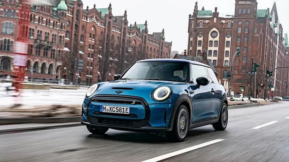 MINI Cooper SE in der Farbe blau-metallic MINI Cooper SE in der Farbe blau-metallic