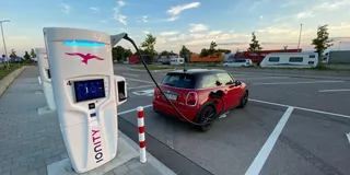 Heckansicht MINI SE in Rot an einer Ionity Ladesäule