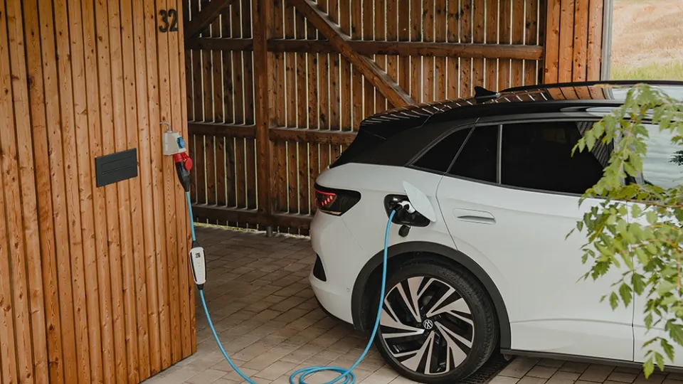NRGkick lädt als beste mobile Wallbox ein E-Auto in der Garage