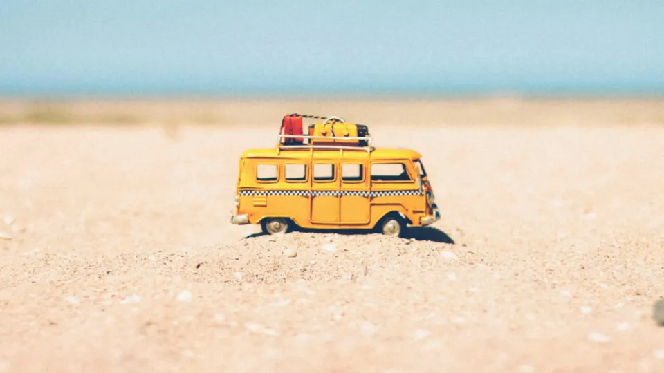 Spielzeugauto im Sand Spielzeugauto im Sand