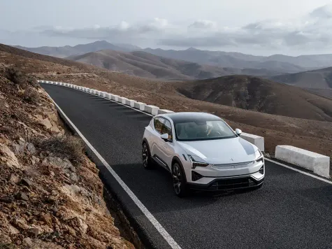 Polestar 3 während der Fahrt von vorne in weiß Polestar 3 während der Fahrt von vorne in weiß