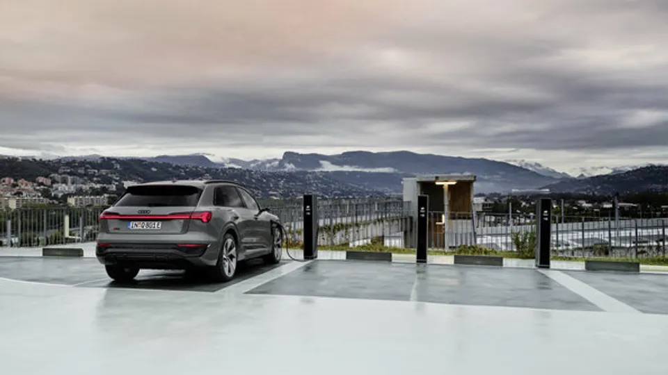 Audi Q8 e-tron beim Laden