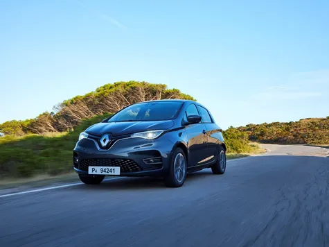 Renault Zoe Elektroauto in der Farbe grau bei der Fahrt Renault Zoe Elektroauto in der Farbe grau bei der Fahrt