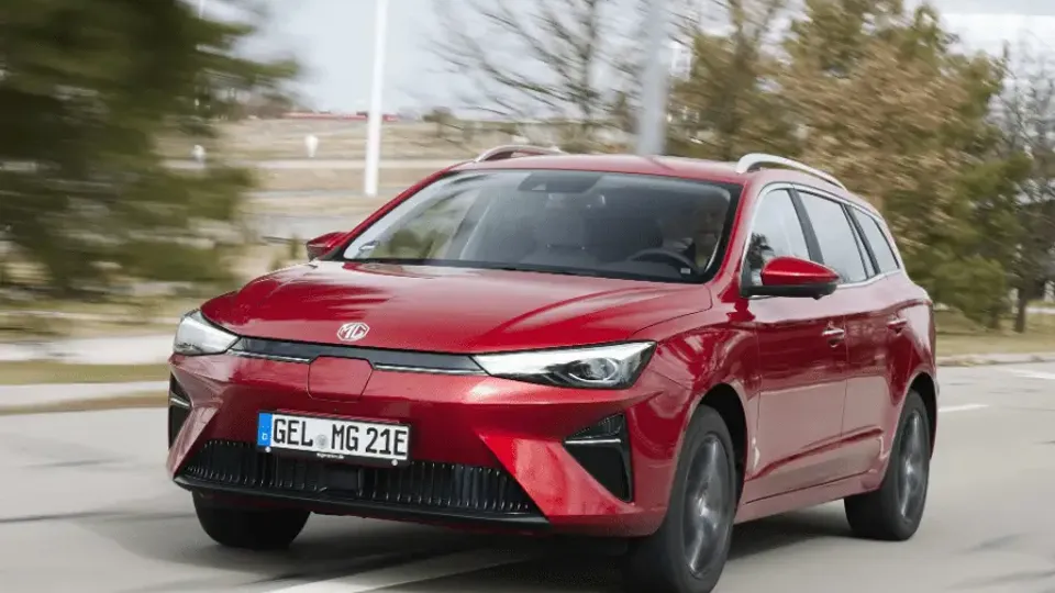 Elektro-Kombi von vorne in rot beim fahren Elektro-Kombi von vorne in rot beim fahren