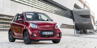 Frontansicht Smart electric Cabrio in der Farbe Rot in Hafenviertel