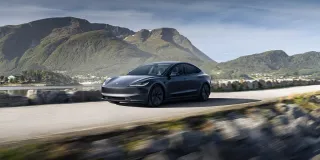 Model 3 Allrad Facelift grau auf der Strasse