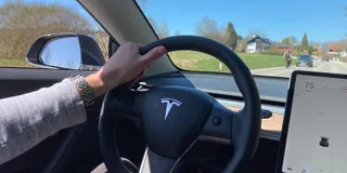 Tesla Model 3 von innen mit Touchdisplay