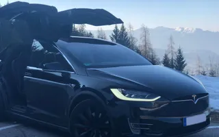 Tesla Model X in grau mit offenen Türen