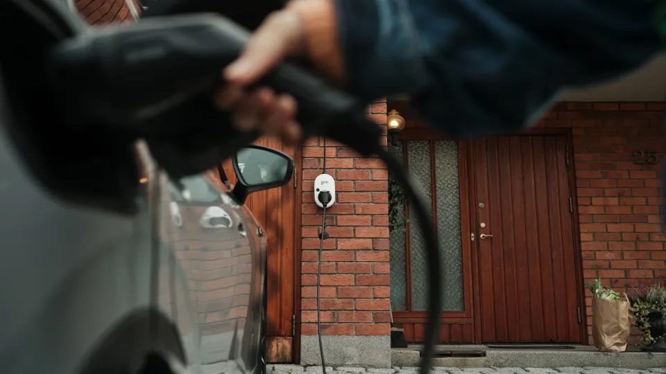 E-Auto beim Laden vor go-e Wallbox E-Auto beim Laden vor go-e Wallbox