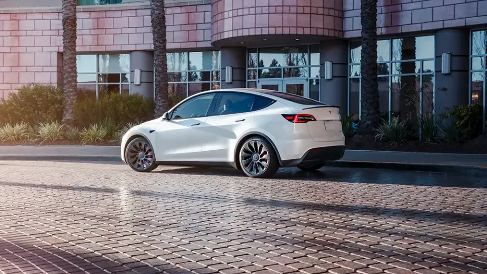Tesla Model Y Maximale Reichweite weiß Tesla Model Y Maximale Reichweite weiß