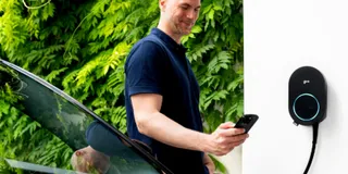 Mann lädt E-Auto mit go-e Charger CORE