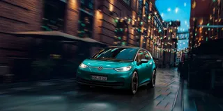 Frontansicht des VW ID.3 Performance in der Farbe Blau bei Nacht in der Stadt