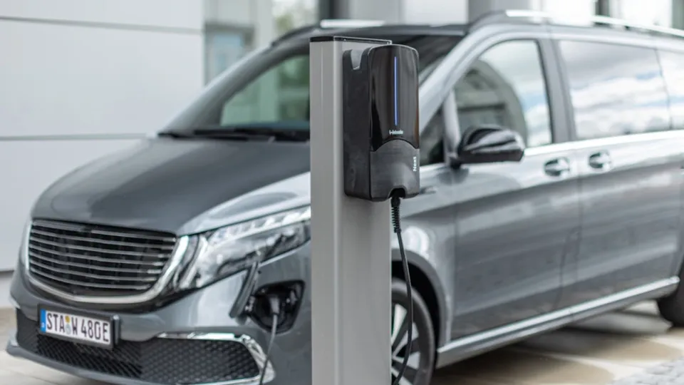 Webasto Next Wallbox beim Laden eines Mercedes EQV Webasto Next Wallbox beim Laden eines Mercedes EQV