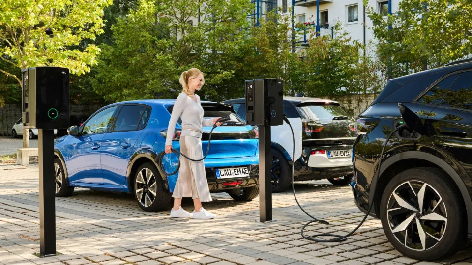 ABL eM4 Twin mit Lastmanagement lädt zwei E-Autos gleichzeitig ABL eM4 Twin mit Lastmanagement lädt zwei E-Autos gleichzeitig
