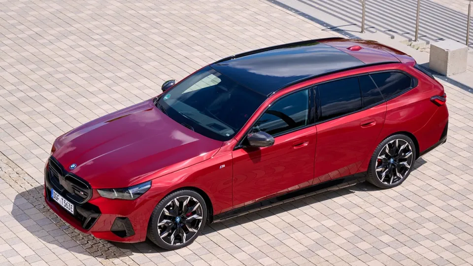 BMW i5 Touring in rot BMW i5 Touring in rot
