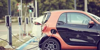 E-Auto leasen oder kaufen - Smart EQ beim laden