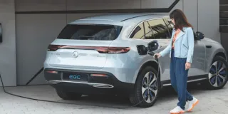 Firmenwagen Mercedes EQC lädt an Wallbox mit Stromzähler