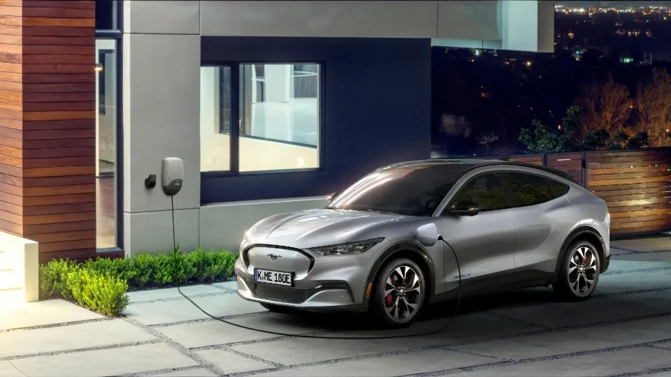 Ford Mustang Mach-E wird nachts mit Ford Wallbox geladen