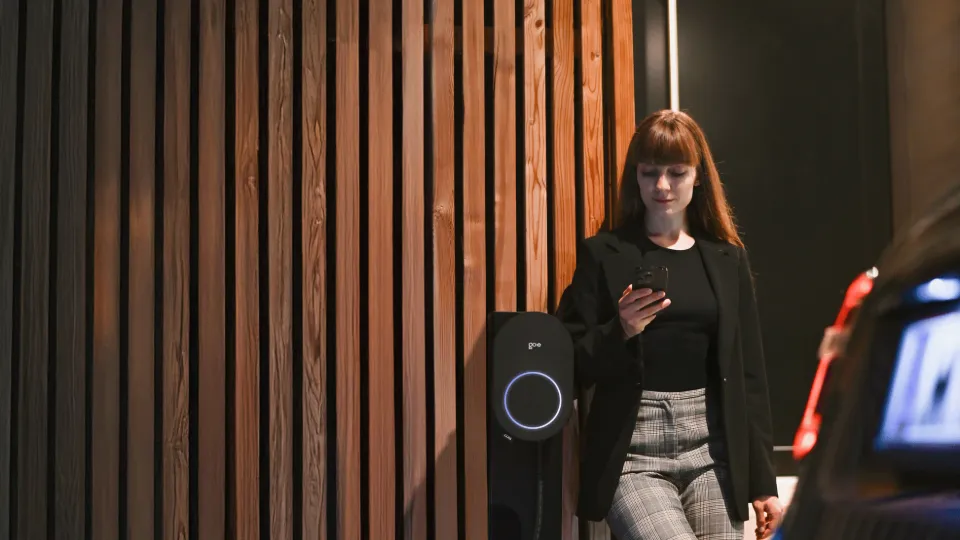 Frau führt den Ladevorgang mit einem go-e Charger Core durch Frau führt den Ladevorgang mit einem go-e Charger Core durch