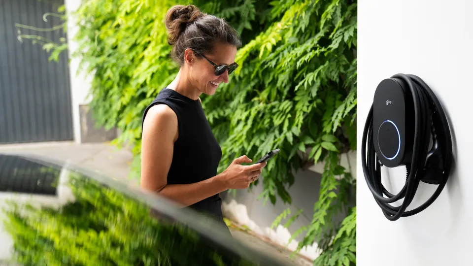 Frau mit AFIR-fähigem go-e Charger Core in der Garage