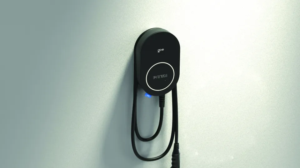 go-e Charger Pro Wallbox für die Tiefgarage hängt an einer Wand