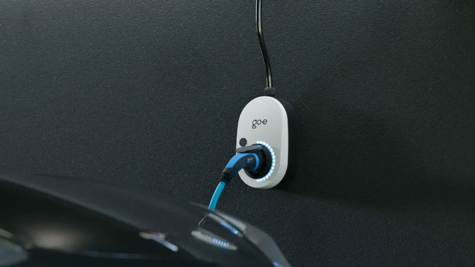go-e Charger Gemini Flex hängt als beste mobile Wallbox in der Tiefgarage