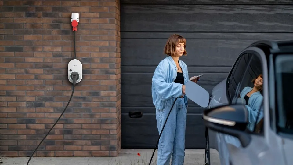 Frau lädt ihr E-Auto mit dem go-e Charger Gemini Flex 2.0 – eine mobile Audi Wallbox Alternative